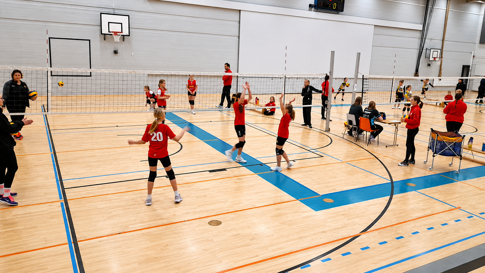 Juniorit pelaamassa lentopalloa turnauksessa
